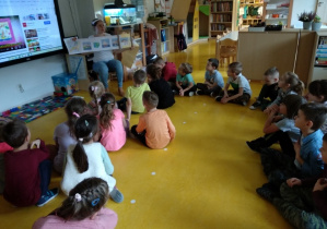 Przedszkolaki słuchają opowiadania